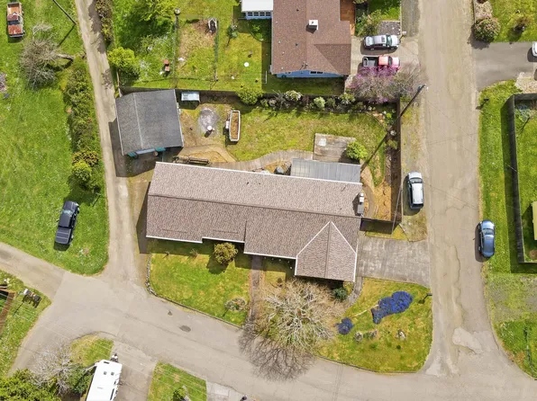 105 W 17th St, Coquille, OR 97423