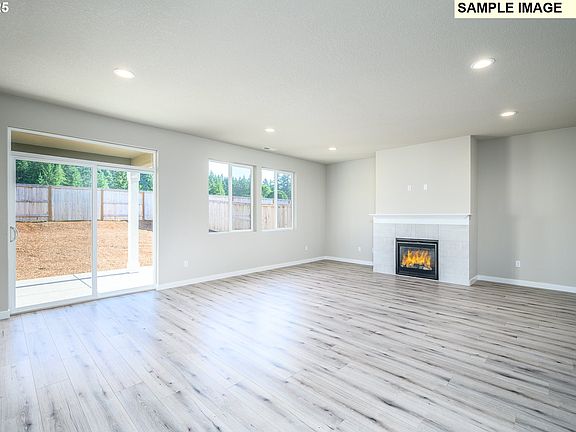 3rd image of 956 NE Sagebrush Dr