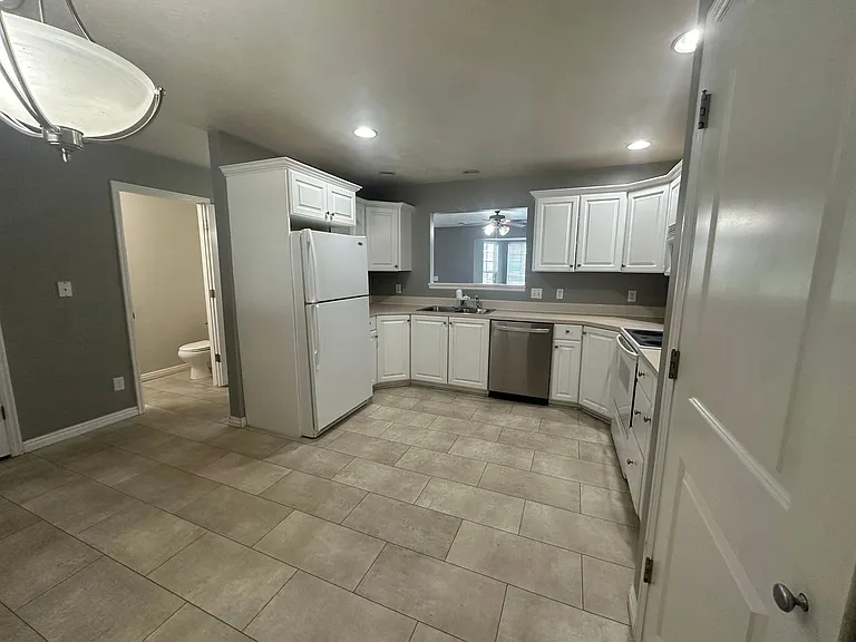 599 Trejo St — Photo 9
