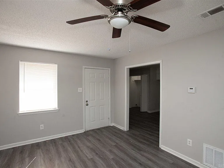 220 Bellevue Cir #A — Photo 2
