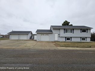 702 28th St W, Dickinson, ND 58601