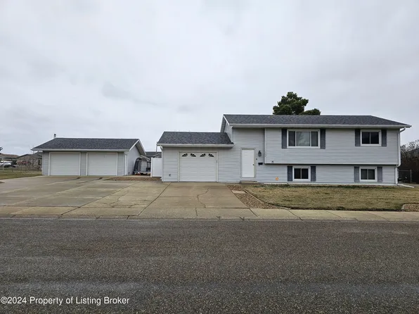 702 28th St W, Dickinson, ND 58601