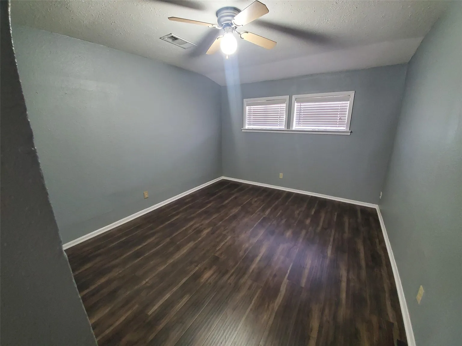 3 bed, 2.0 bath, 1185 sqft, $1,450 — Photo 3