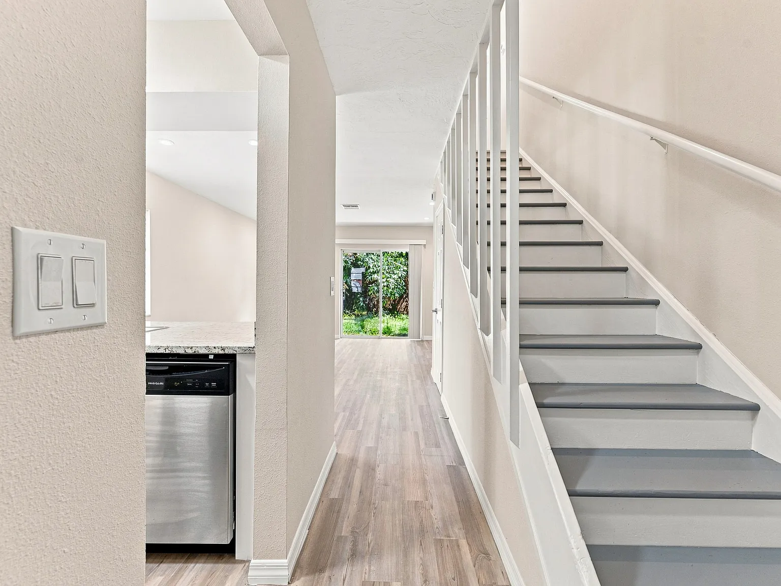 2 bed, 1.5 bath, 910 sqft, $1,800 — Photo 3