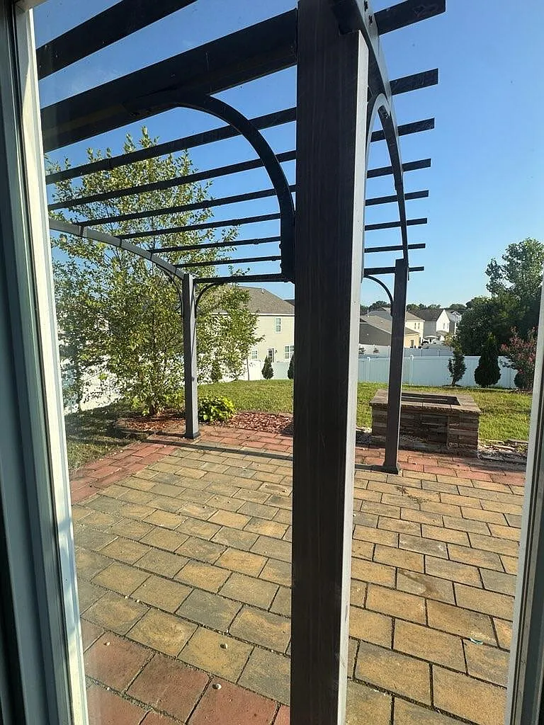 3 bed, 1854 sqft, $2,450 — Photo 2