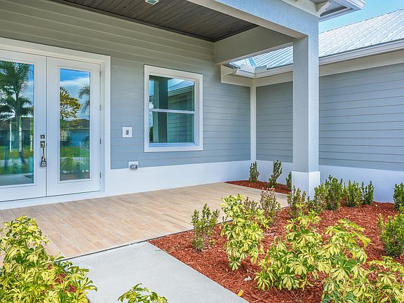 2nd image of 695 SE Crescent Avenue