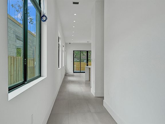 4th image of 606 SW 7TH Avenue