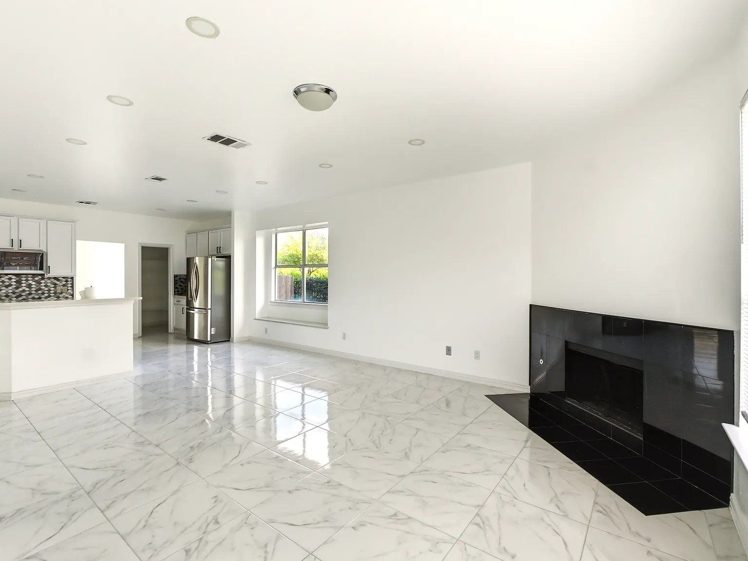 3 bed, 2.5 bath, 2392 sqft, $2,950 — Photo 4