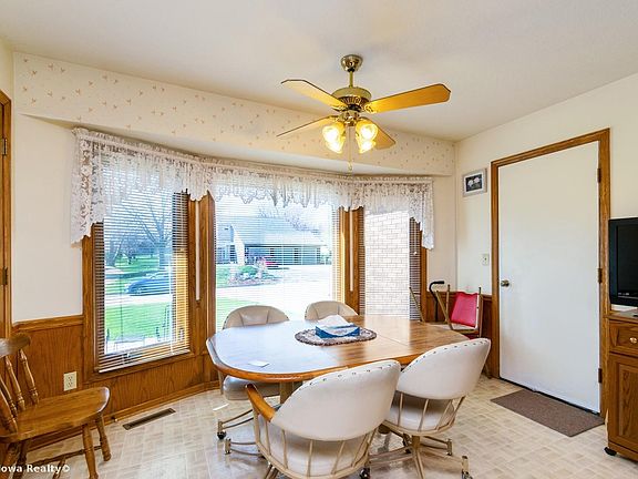4th image of 405 NW Rock Creek Cir