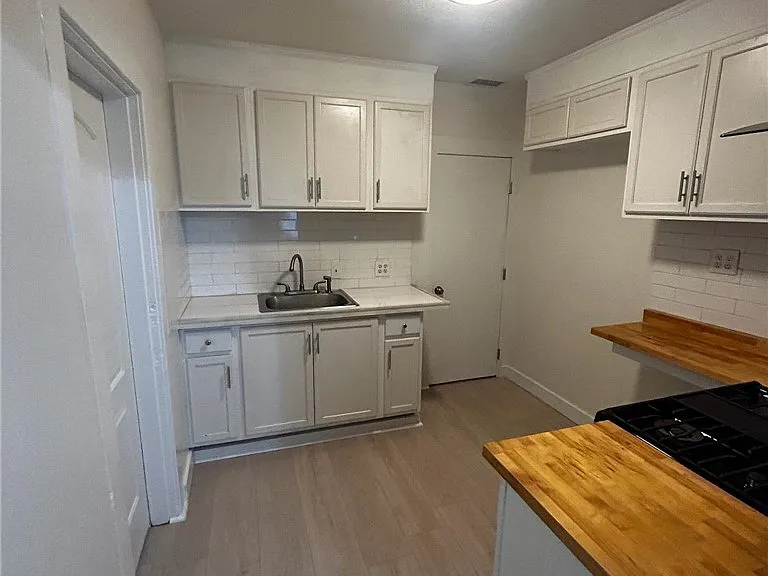 3307 Spruce St — Photo 4
