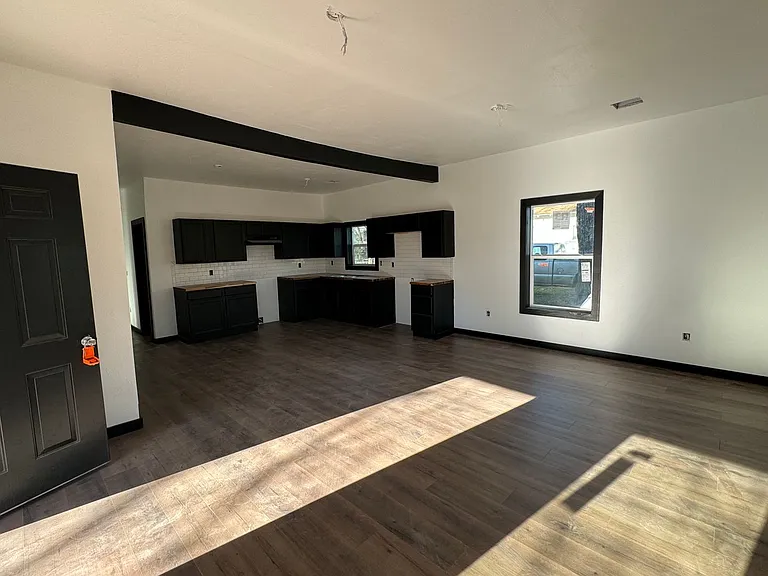 220 NW 9th St — Photo 3