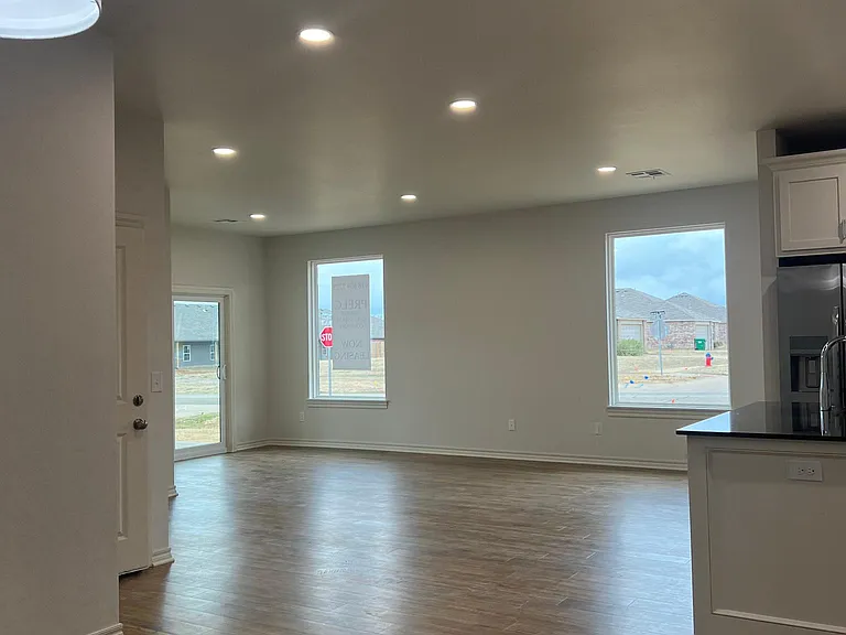 1010 Lovers Ln — Photo 2