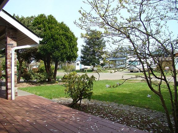 Front deck w/ view of the front yard.