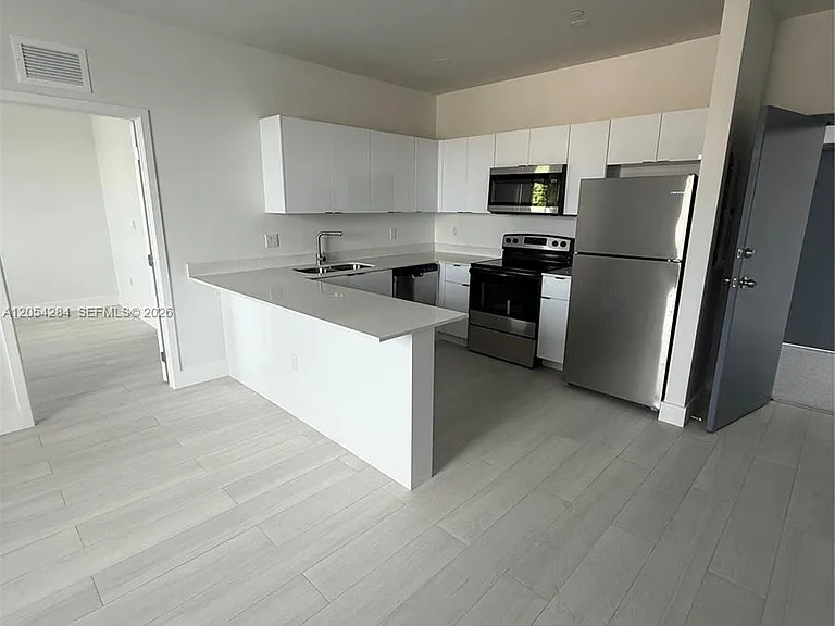1091 E 17th St #403 — Photo 2
