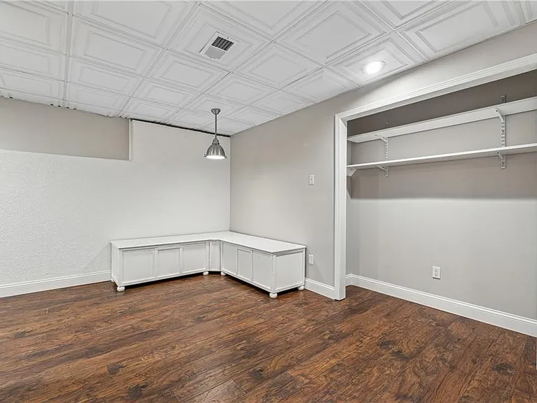 6895 Riverside Dr — Photo 35