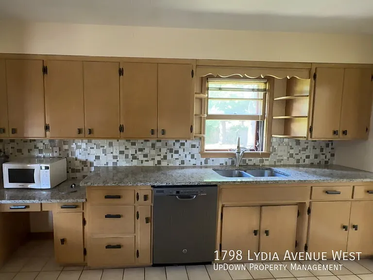 1798 Lydia Ave W — Photo 5