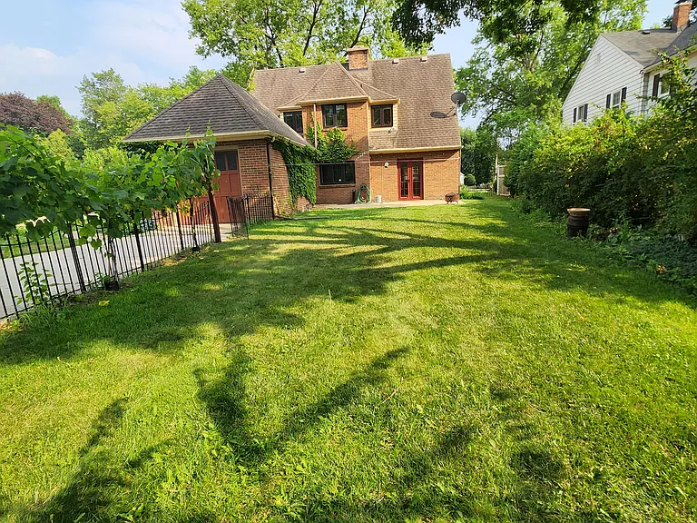1881 Sherwood Dr — Photo 2