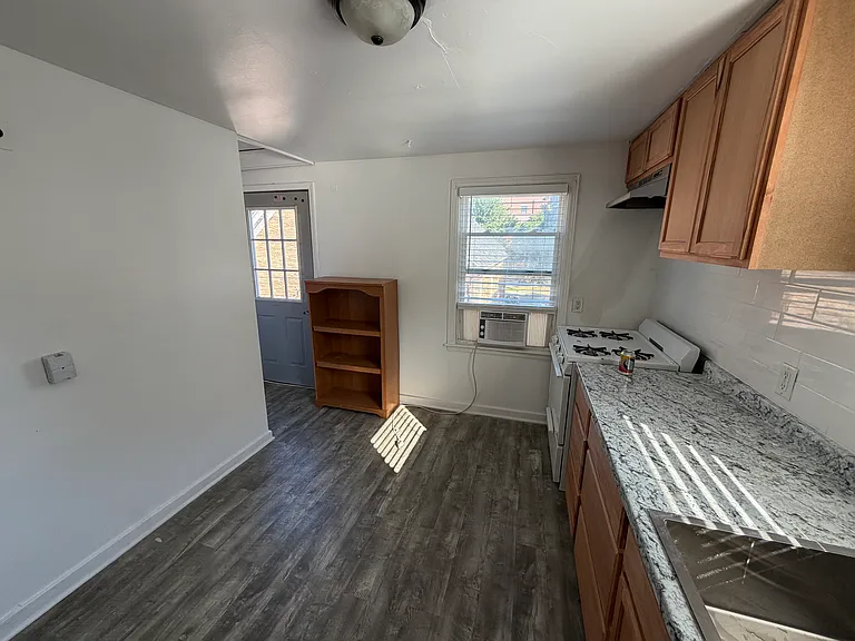 104-106 N Blair St #104 — Photo 15