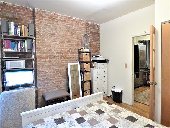 2nd image of 224 E 85th St APT 3