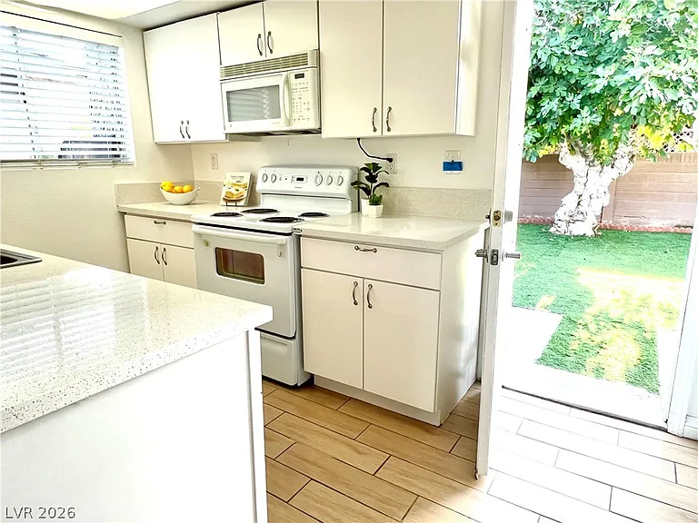 428 Beaumont St — Photo 12