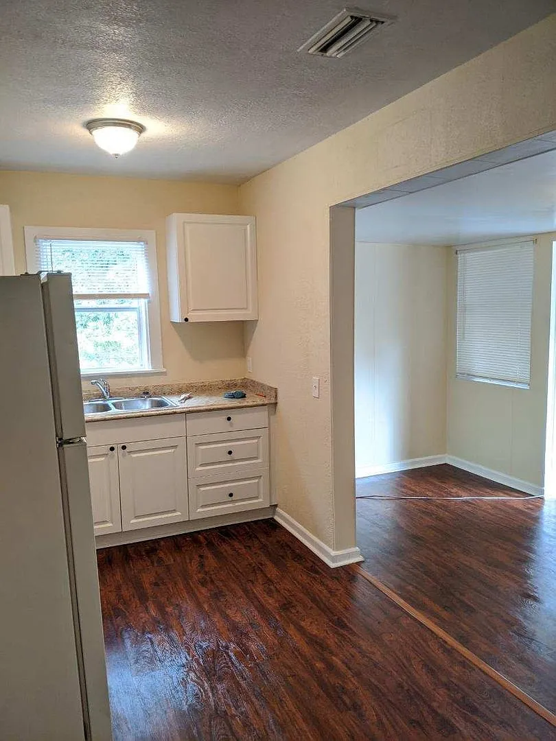 Price Reduced - Newly Remodeled! Beautiful 2 Bedroom/ 1 Bath Home / Laundry Room / Car Port — Photo 3