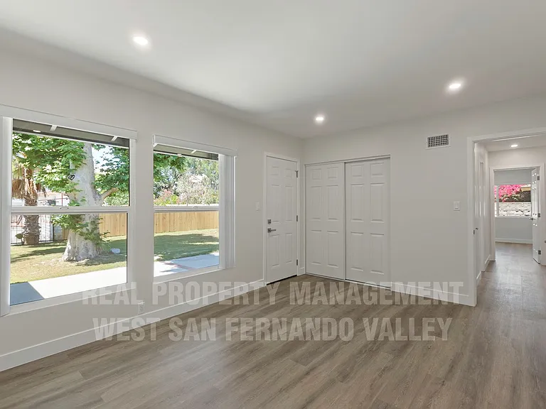9801 Columbus Ave — Photo 31