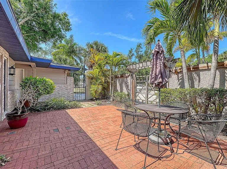 1127 S Osprey Ave — Photo 7