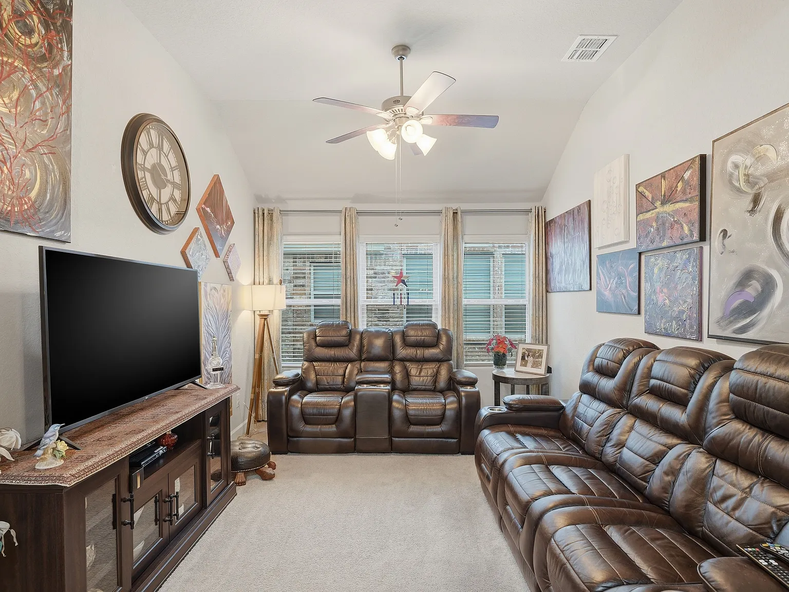 Spacious 3-Bed, 3-Bath Home with Island Kitchen, Loft, and Fenced Yard in New Braunfels — Photo 4