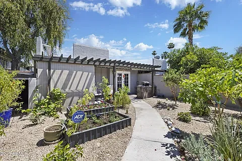 7141 N 16th St — Photo 26