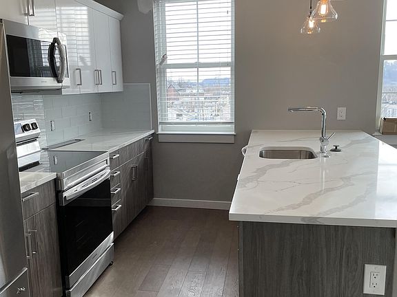 3rd image of 4649 Umbria St #302