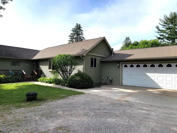 3095 N Lakeview Dr, Sanford, MI 48657