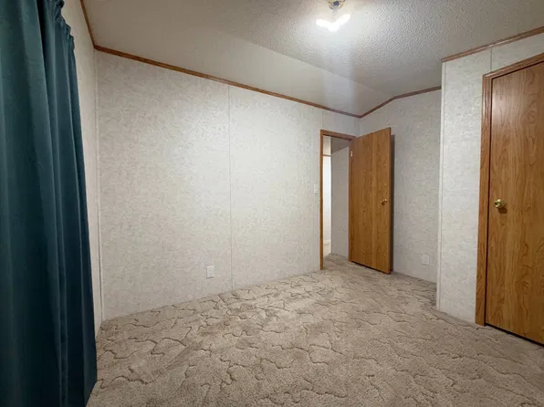 40 Sara Dr, Hastings, NE 68901