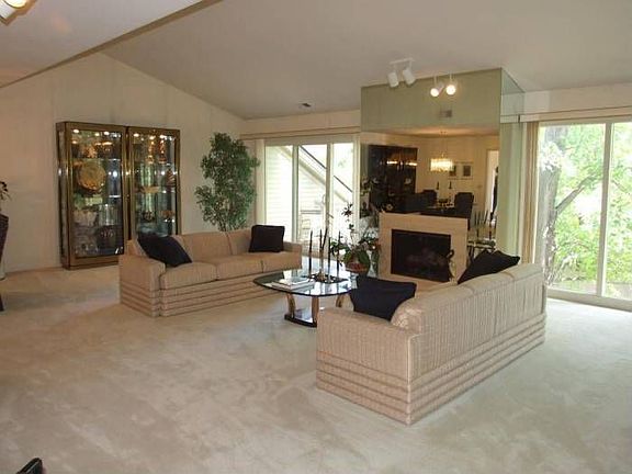 Living Rm w/Fireplace