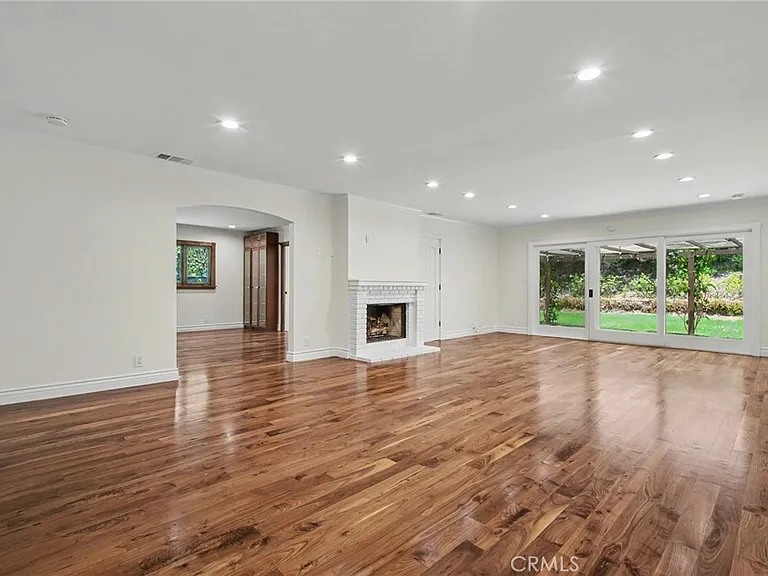 738 N Kenter Ave — Photo 3