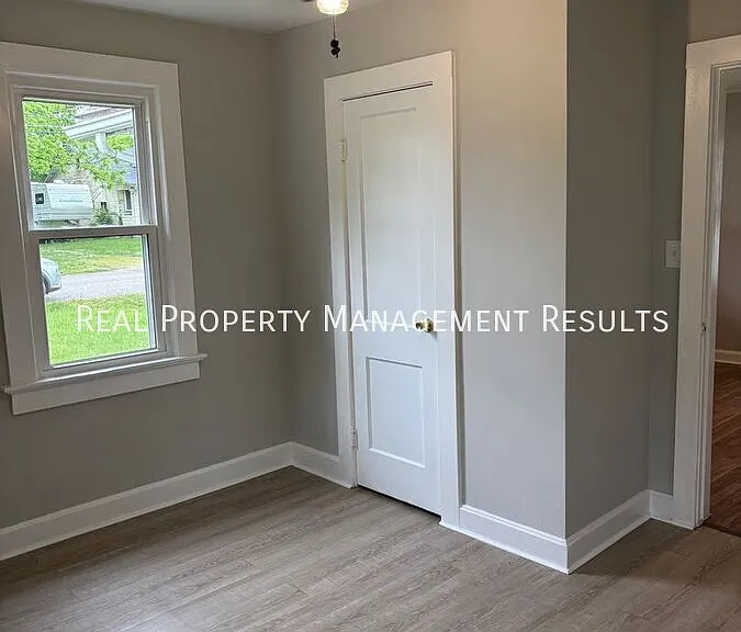 1111 Stanley Ave — Photo 10