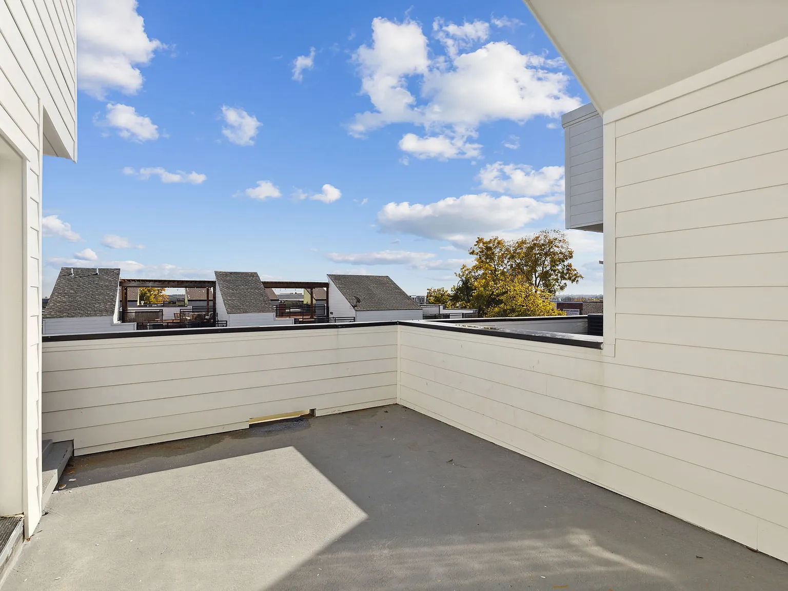 3 bed, 3.5 bath, 2025 sqft, $4,000 — Photo 3