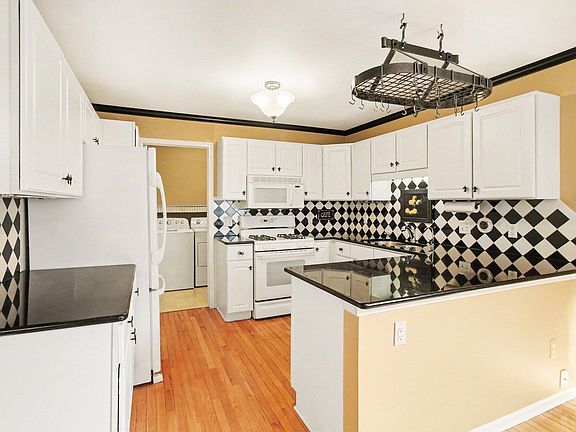 4th image of 306 Pineknoll Ct