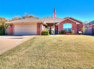 400 Pinehurst Dr, Midwest City, OK 73130