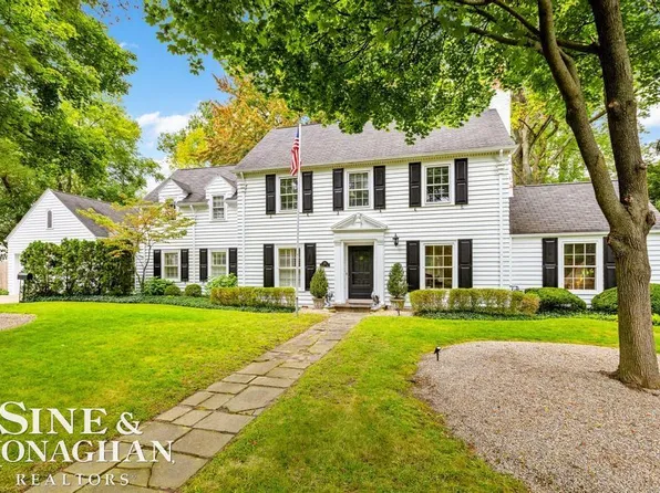 153 Touraine Rd, Grosse Pointe Farms, MI 48236