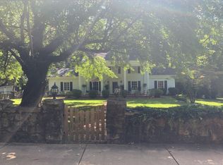 949 Lula Lake Rd, Lookout Mountain, TN 37350