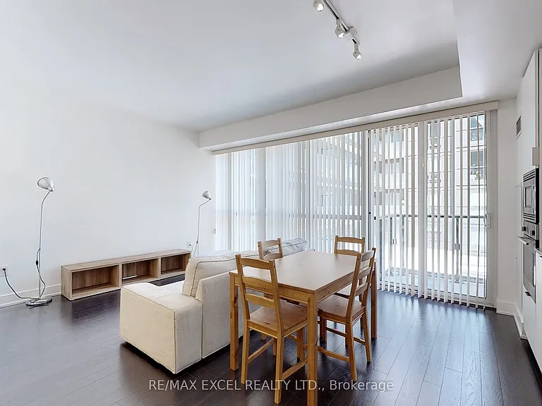 955 Bay St #404 — Photo 4