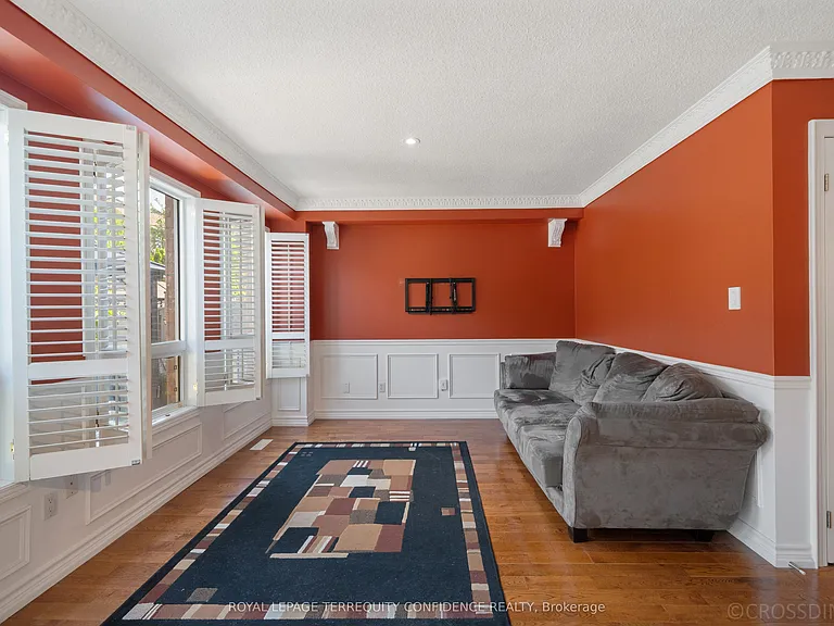 131 Laurelhurst Cres — Photo 6