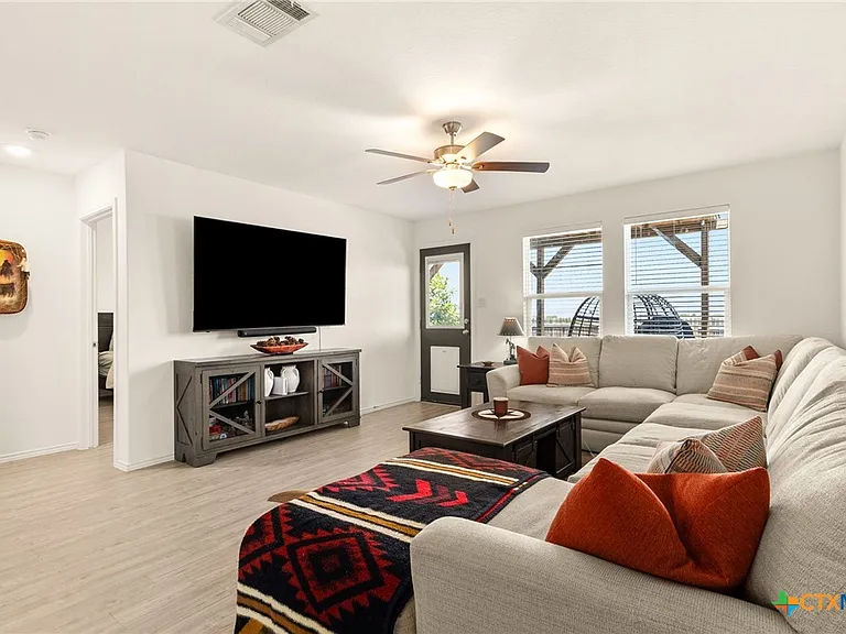 9129 Navarro Vis — Photo 14