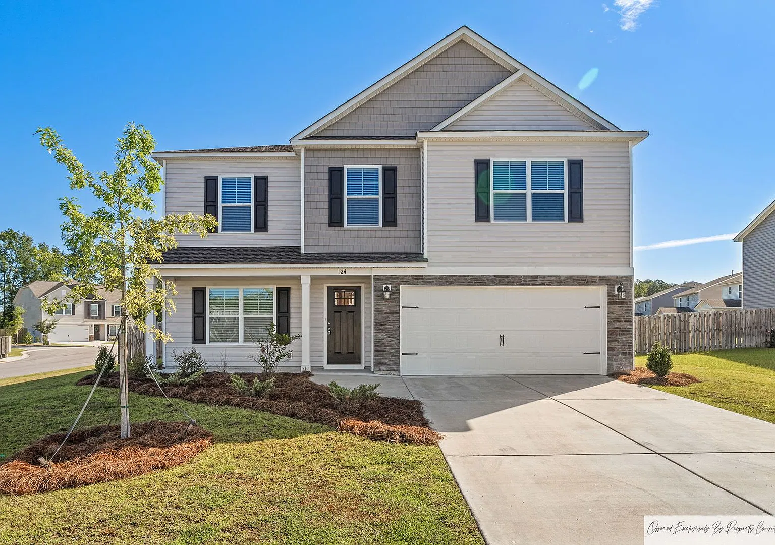 Stunning Home In Elgin's Walnut Creek — Photo 1