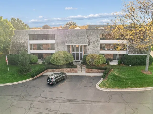 200 Red Top Dr APT 304, Libertyville, IL 60048