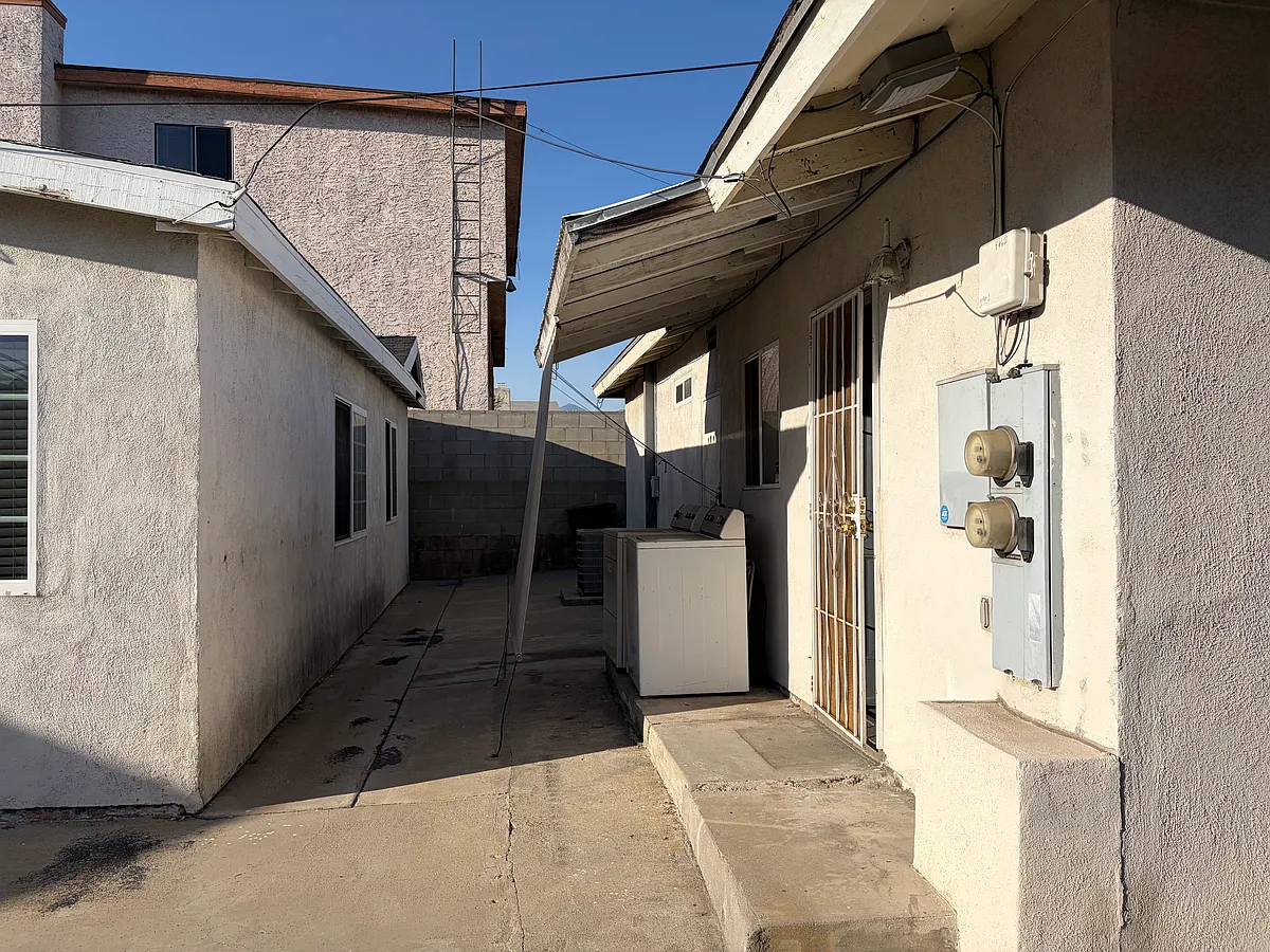 Building Photo - 229 S Orange Ave #B