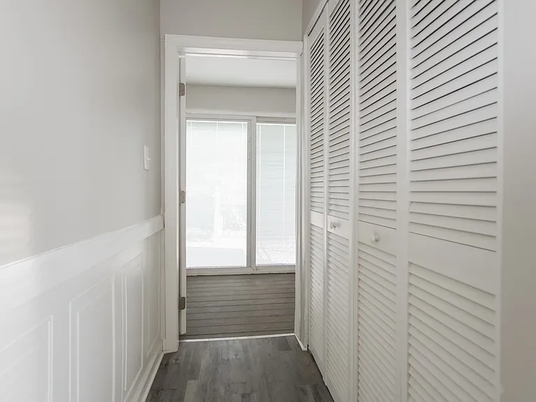1469563_020_hallway_13229599.jpg