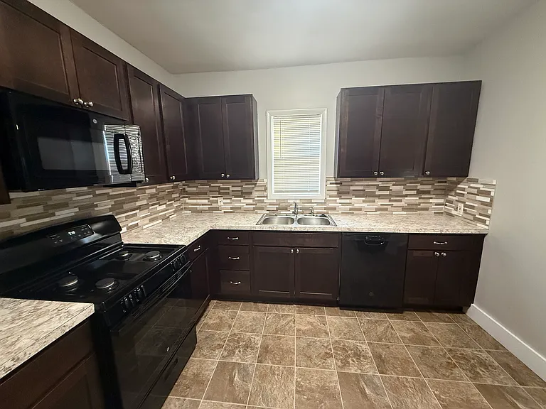 2936 Earle Ave SW — Photo 3