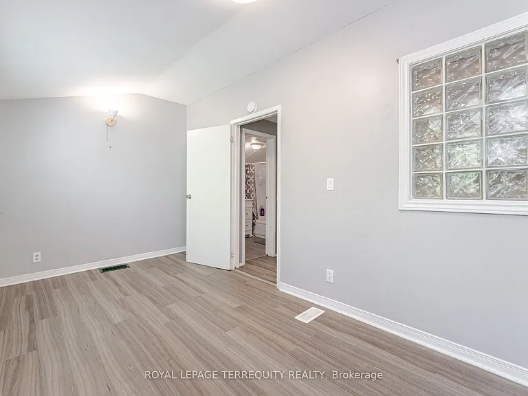 16 Royal Ave — Photo 15