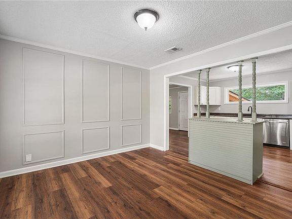 5th image of 2812 43rd Ave SW